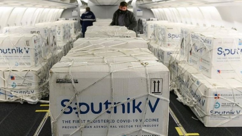 Parte a Moscú el vuelo de Aerolíneas que traerá vacunas y el principio activo para la fabricación